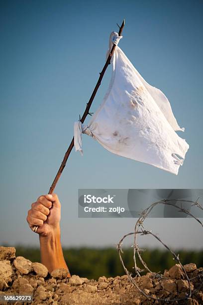 Devolução - Fotografias de stock e mais imagens de Bandeira Branca - Gesticular - Bandeira Branca - Gesticular, Entregar-se, Guerra