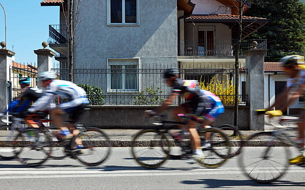 ciclista gara. immagine a colori - giro ditalia foto e immagini stock