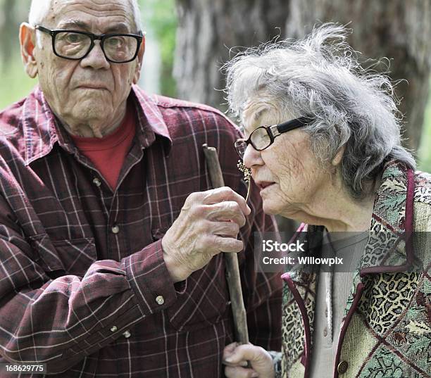 선임 커플입니다 즐거운 스니핑이 꽃 2명에 대한 스톡 사진 및 기타 이미지 - 2명, 80-89세, 고풍스런
