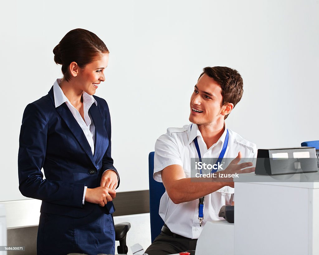 Airline check-in-Mitarbeitern bei der Arbeit - Lizenzfrei 20-24 Jahre Stock-Foto