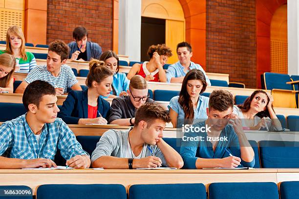 Esame Oculistico - Fotografie stock e altre immagini di Disonestà - Disonestà, Università, Studente di scuola secondaria - Studente