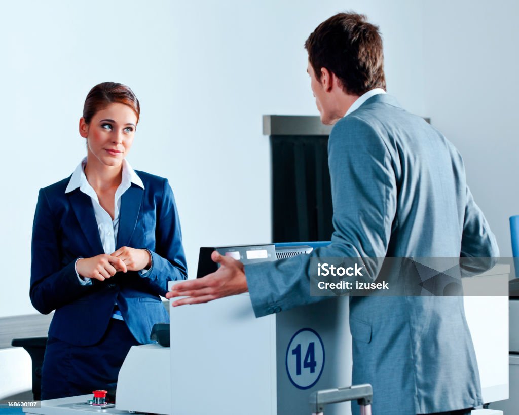 Descortesia Empresário no Aeroporto de check-in - Royalty-free Descontente Foto de stock