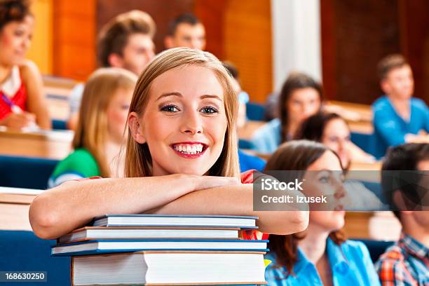 Alegre Estudiante Foto de stock y más banco de imágenes de 20-24 años - 20-24 años, Adolescencia, Adulto