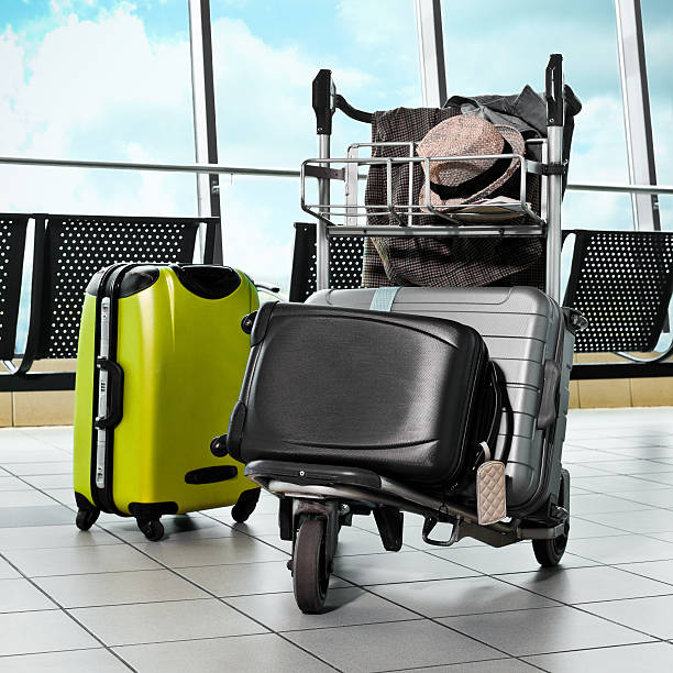 trolley per bagaglio con le valigie - baggage wagon foto e immagini stock