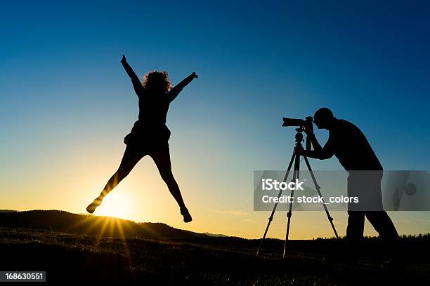 Salto Silhueta De Liberdade - Fotografias de stock e mais imagens de Alegria - Alegria, Amanhecer, Anoitecer