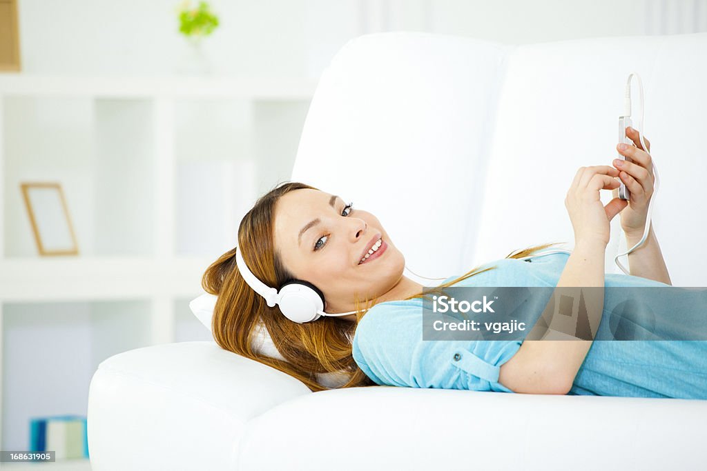 Adolescente Menina ouvindo música. - Foto de stock de 16-17 Anos royalty-free