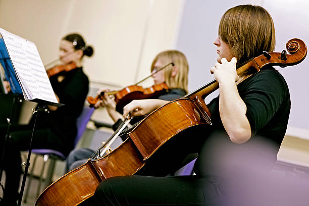 teenager spielen auf klassische school-konzert - sheet music music classroom education stock-fotos und bilder