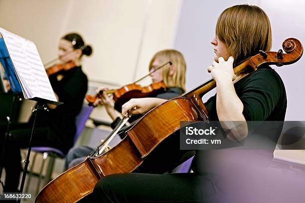 Teenager Spielen Auf Klassische Schoolkonzert Stockfoto und mehr Bilder von Orchester - Orchester, Bildung, Klassenzimmer