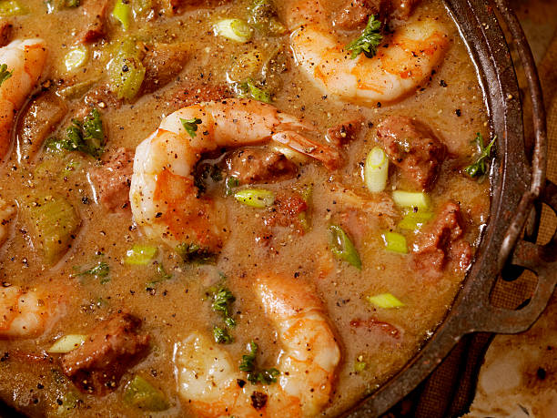 gumbo di gamberi e salsiccia - jambalaya foto e immagini stock