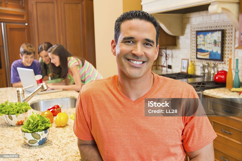 Glücklicher Mann mit Familie mit Laptop In der Küche - Lizenzfrei 14-15 Jahre Stock-Foto