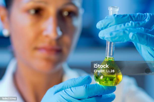 Pesquisador No Laboratório - Fotografias de stock e mais imagens de Balão cónico - Balão cónico, Estudante de Medicina, Tecnologia