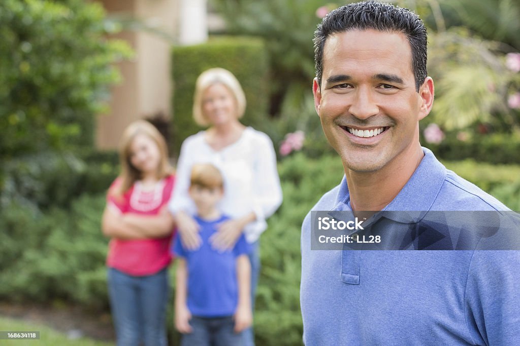 Pai feliz com sua família no fundo - Foto de stock de 30 Anos royalty-free