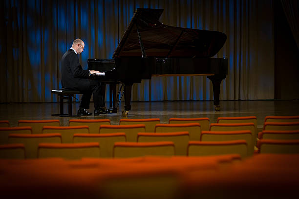 pianista grający fortepian - pianist grand piano piano playing zdjęcia i obrazy z banku zdjęć