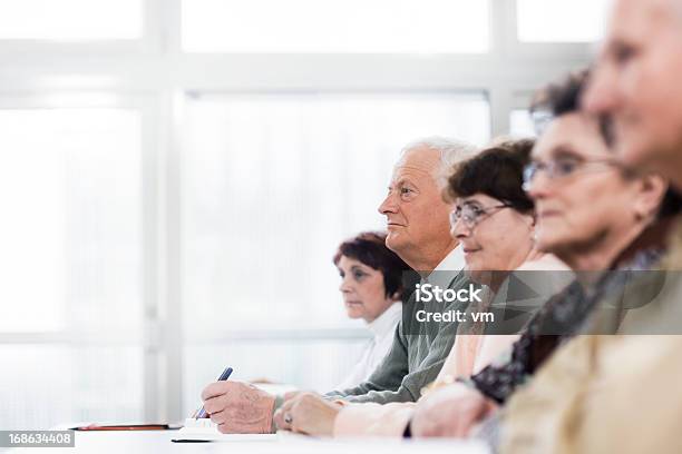 Seniors En El Seminario Foto de stock y más banco de imágenes de Aprender - Aprender, Tercera edad, 60-64 años