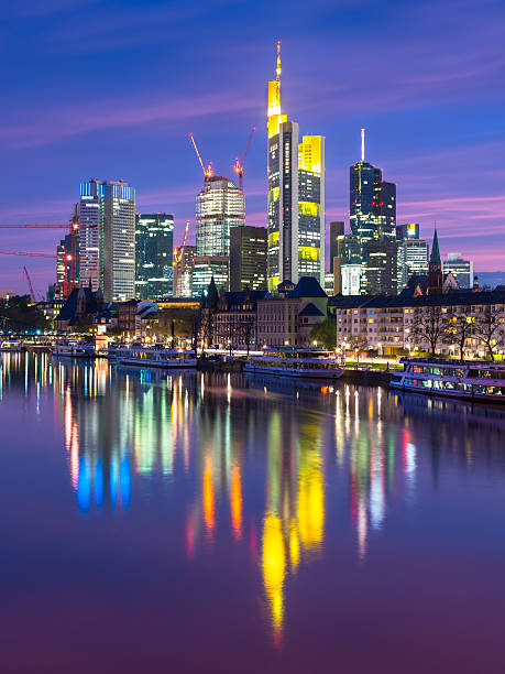 horizonte de frankfurt am main, alemanha - messeturn tower - fotografias e filmes do acervo