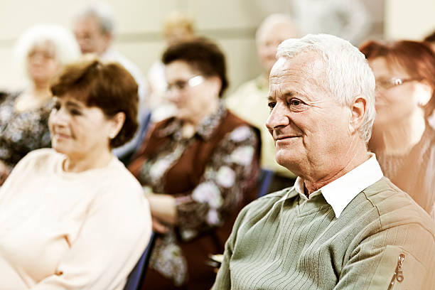 seniors en el seminario - senior adult group therapy social gathering community center fotografías e imágenes de stock