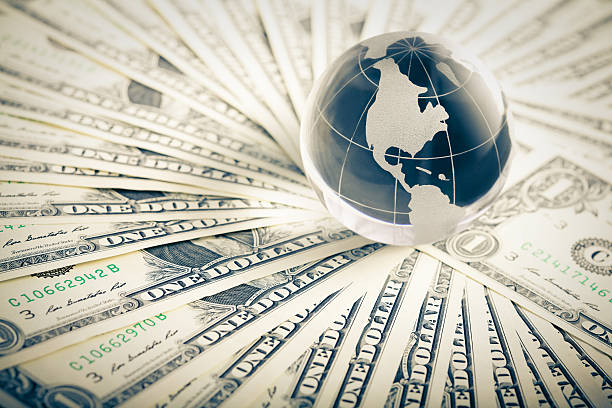 verre globe et de l'argent - currency exchange globe currency global business photos et images de collection