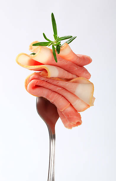 ハムとローズマリー、フォーク型 - thin portion salami meat ストックフォトと画像