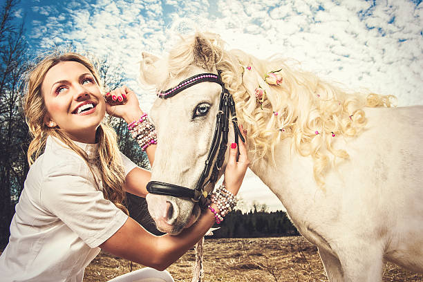 mujer bella y un poni shetland - horseback riding flash fotografías e imágenes de stock