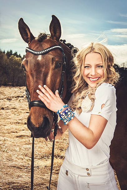 mujer bella y un caballo stallion - mixed age flash fotografías e imágenes de stock