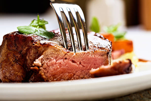 zarte und saftige, eine gabel pierces gegrilltes rinderfilet - steak filet mignon beef fillet steak stock-fotos und bilder