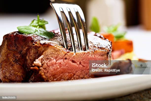 Concurso E Ousada Com Um Garfo De Carne Grelhado Filete Perfura - Fotografias de stock e mais imagens de Bife