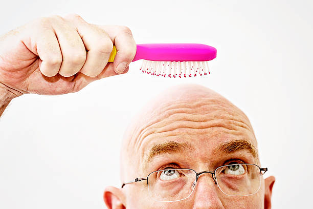 preoccupato uomo calvo occhi spazzola per capelli: un inutile utensile! - bristle brush part foto e immagini stock