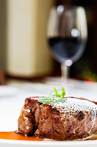 saftiges filet-steak und einem glas guten rotweins - steak filet mignon gourmet fillet stock-fotos und bilder