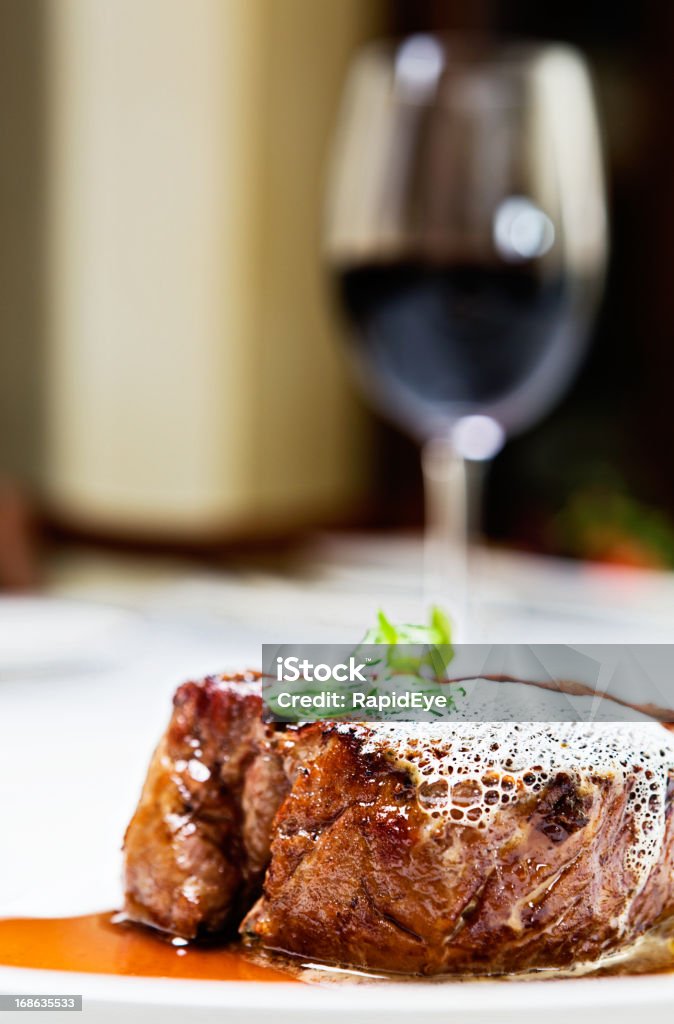 Filete jugoso bistec y una copa de buen vino tinto - Foto de stock de Vino libre de derechos