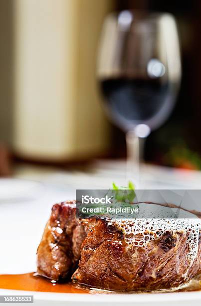 切り身ジューシーなステーキとガラスのあるレッドワイン - ワインのストックフォトや画像を多数ご用意 - ワイン, ステーキ, フィレミニヨン