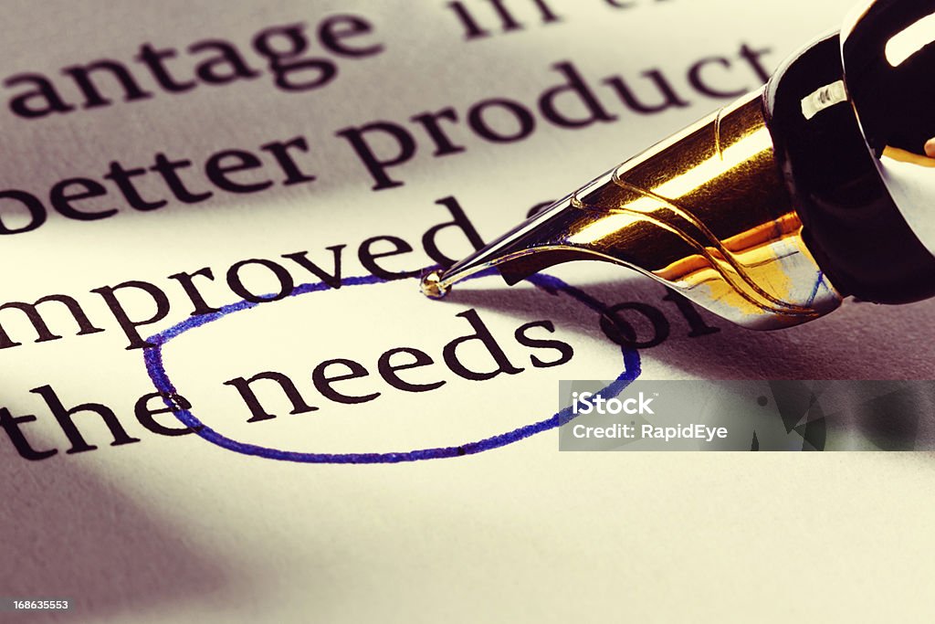 Pluma estilográfica círculos la palabra "necesidades'en documento de negocios - Foto de stock de Dependencia libre de derechos