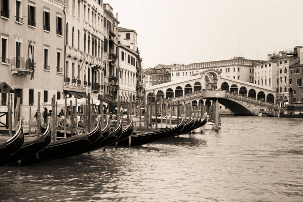 리알토 구름다리 베니스 - sepia toned famous place gondola rialto bridge 뉴스 사진 이미지