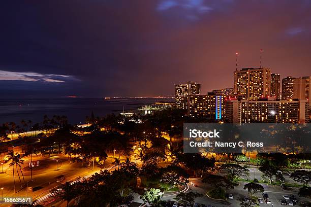 Vista Da Praia Do Waikiki Mais Forte Derussy Museu - Fotografias de stock e mais imagens de Honolulu - Honolulu, Noite, Hotel