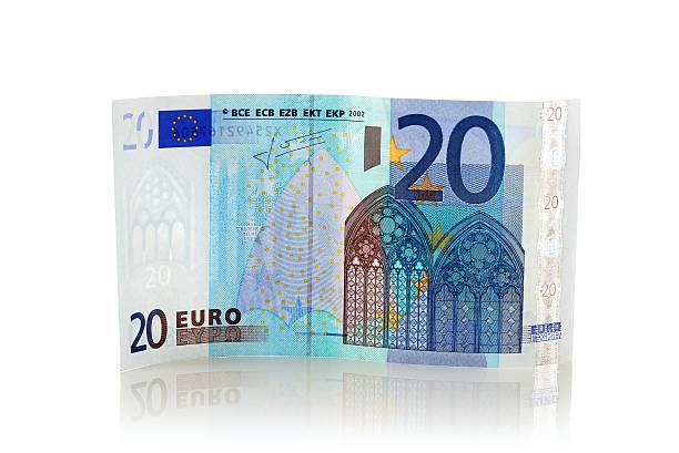 nota de vinte euros em pé com reflexo do euro - nota de vinte euros - fotografias e filmes do acervo