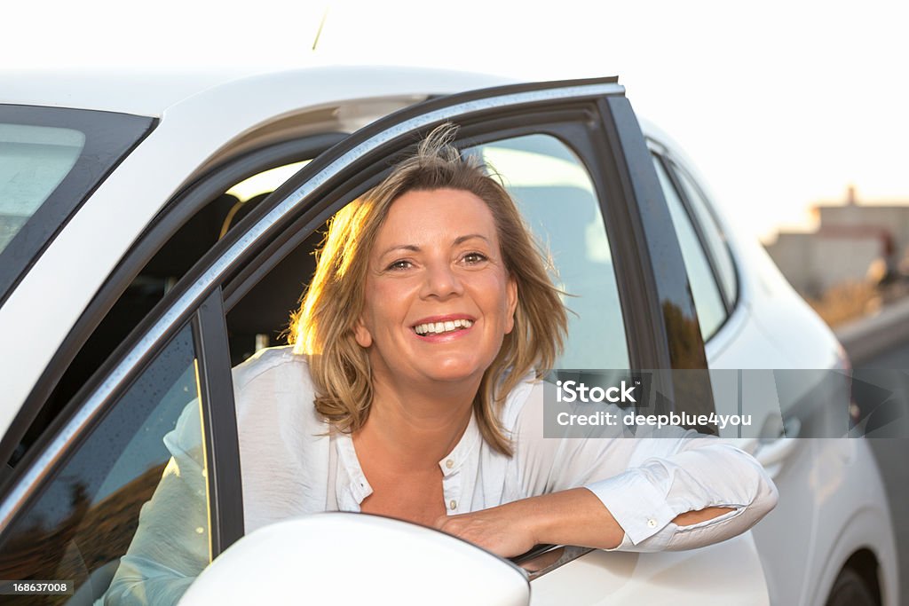 Счастливый зрелая женщина в ее автомобиль - Стоковые фото Автомобиль роялти-фри