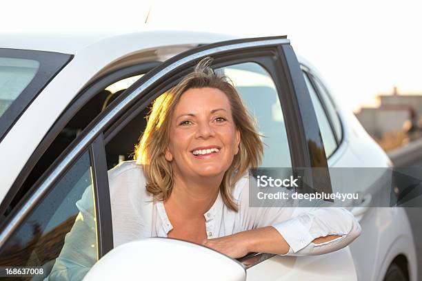 Счастливый Зрелая Женщина В Ее Автомобиль — стоковые фотографии и другие картинки Автомобиль - Автомобиль, Бизнес, В помещении