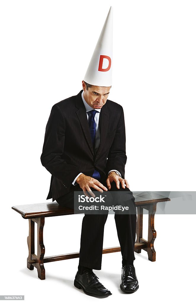 Business Person in 고깔 모자 불이익을 앉은 개구쟁이 의자 - 로열티 프리 고깔 모자 스톡 사진