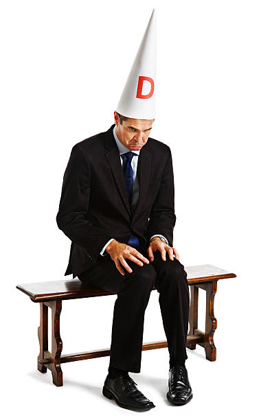 biznesmen w czapka matołka jest punished siedzi na krześle niegrzeczna - re2012019 zdjęcia i obrazy z banku zdjęć