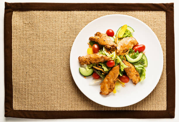 blick nach unten auf niedrige kohlenhydrat feast mit tandoori-gewürzen und einem salat mit hühnchen - plate food fusion food color image stock-fotos und bilder