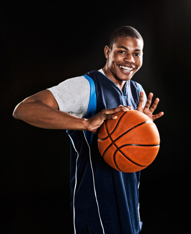 Atractivo, muscular joven baloncesto smilingly prepara para jugar photo