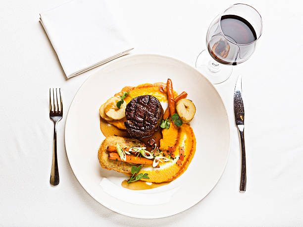 ふさぎこむでお食事をお出しする美味しいステーキで、レッドワイン - filet mignon steak gourmet fillet ストックフォトと画像