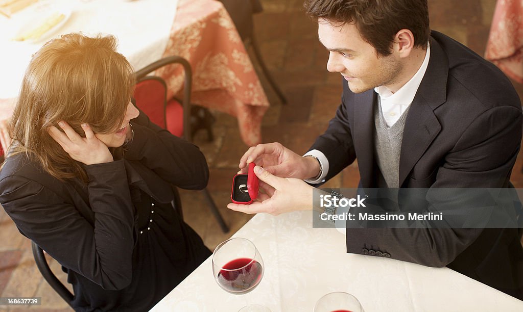 Пара в ресторане - Стоковые фото 20-24 года роялти-фри