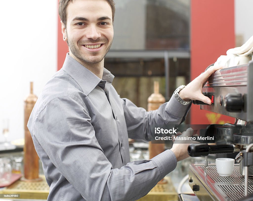 Sorrindo barman fazendo um cafe - Foto de stock de Adulto royalty-free