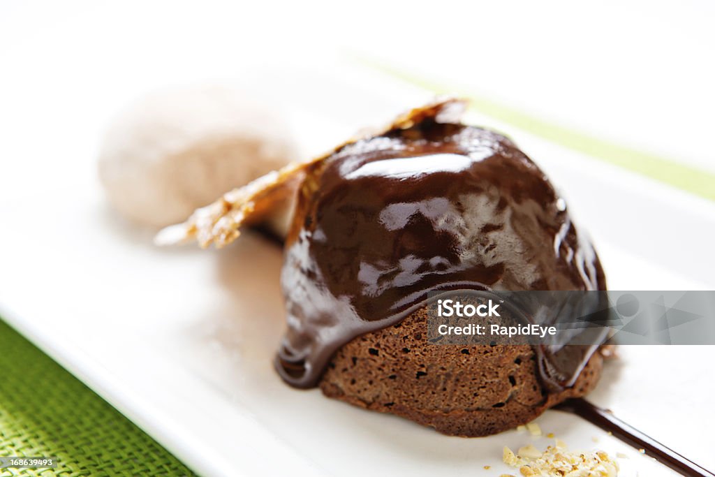 ホットチョコレートプディングをたっぷりのソース： dellicious ます。 - チョコレートのロイヤリティフリーストックフォト