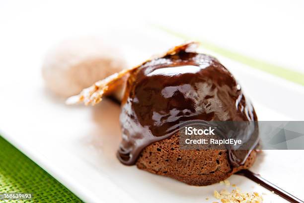 ホットチョコレートプディングをたっぷりのソース Dellicious ます - チョコレートのストックフォトや画像を多数ご用意 - チョコレート, クッキー, ケーキ