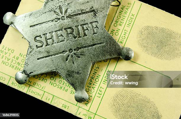 Sheriff Badge Y Huellas Dactilares Foto de stock y más banco de imágenes de El lejano oeste - El lejano oeste, Insignia - Accesorio personal, Insignia de policía