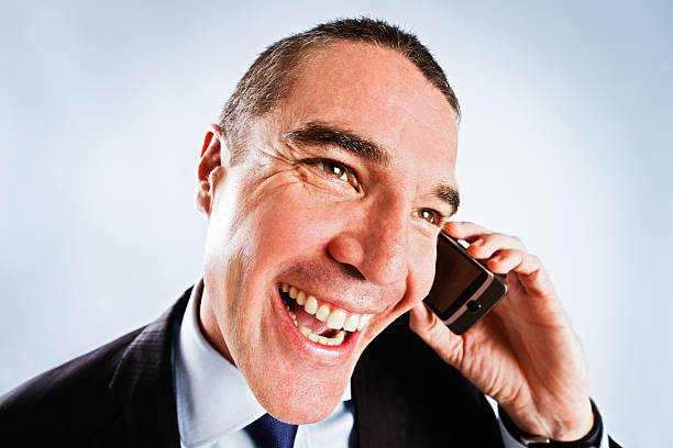 najlepszą człowiek stara się zbyt twardy, dając szczerzyć zęby na telefon - re2012019 zdjęcia i obrazy z banku zdjęć