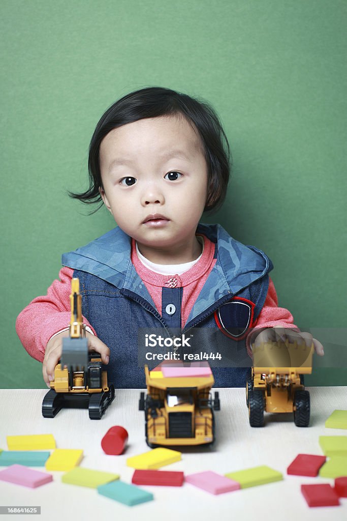 かわいいアジア遊ぶ子供おもちゃの車 - 1人のロイヤリティフリーストックフォト
