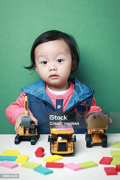 Милый Азии Детей Играет С Игрушечный Автомобиль — стоковые фотографии и другие картинки 12-17 месяцев - 12-17 месяцев, 12-23 месяца, Азиатского и индийского происхождения