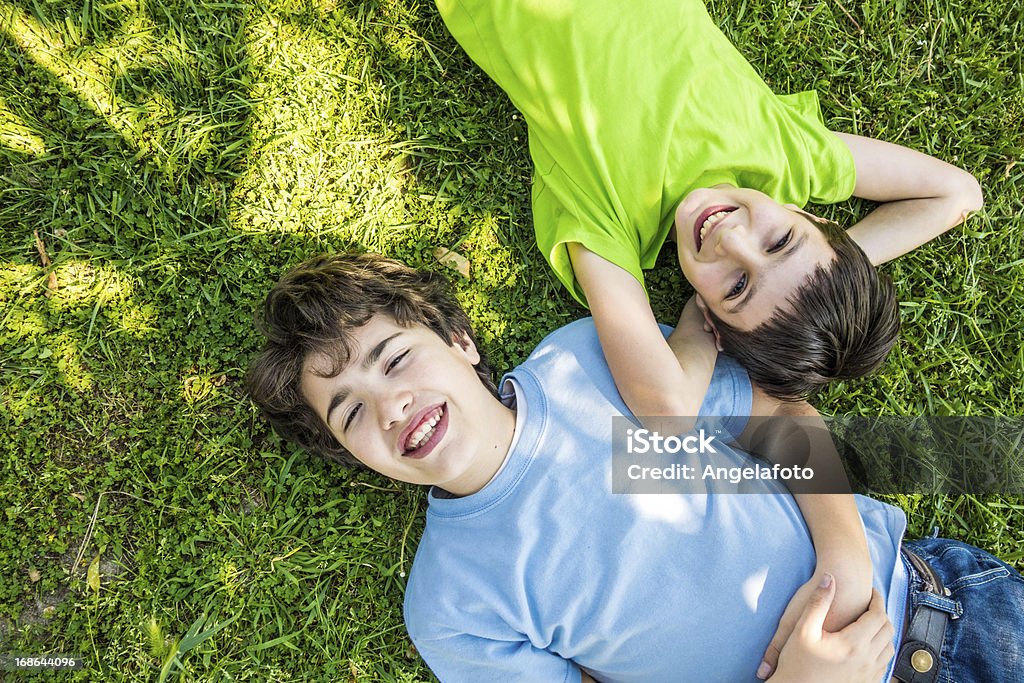 Enfants, allongé sur l'herbe, souriant et rêve - Photo de 10-11 ans libre de droits